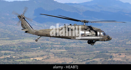 Ein UH-60 Black Hawk Hubschrauber, Joint Task Force-Bravo 1-228. Aviation Regiment Kreuzfahrt über die honduranische Landschaft, 12. Februar 2014 zugewiesen. Das Flugzeug war einer von zwei Hubschraubern aus gemeinsamen Task Force-Bravo eine Delegation von mehreren US-Transport und honduranische unterschieden Besucher, einschließlich US Marine Corps General John F. Kelly, Commander, US Southern Command und US-Botschafter in Honduras Lisa Kubiske, Besuche in mehreren honduranischen Militäreinrichtungen im ganzen Land.  Capt Zach Anderson) Stockfoto