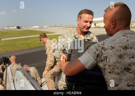 US Armee Oberst Charlie Jenks, 351st zivile Angelegenheiten, die zivilen Angelegenheiten Befehl Planung Teamleiter, übergibt einen Stamm US Marinekorps Private 1. Klasse Austin Cunningham, 3. Transport Spot Bataillon Landung-Supportspezialisten, beim Laden der Ladung auf einem US-Luftwaffe KC-135 Stratotanker auf Kadena Air Base, Japan, 6. Mai 2015. Ein gemeinsames Team der Marines, Soldaten und Piloten den Jet vor Reisen nach Nepal zusammen um das Department of Defense humanitäre Anstrengungen nach der 7.8 Erdbeben April 25 geladen.  Airman 1st Class Zade C. Vadnais) Stockfoto