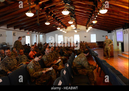 US-Armee Oberst Kirby Brutto, Theater Trauma Gelenksystem Direktor spricht auf der fünften jährlichen JTTS-Konferenz in der anhaltenden Glauben Kapelle in Bagram Air Field, Afghanistan, 11. Juli 2014. Mehr als 110 Personen besuchten die Konferenz, einschließlich medizinische Soldaten aus Großbritannien, Australien, Spanien, Italien und Deutschland.  Senior Airman Sandra Welch) Stockfoto