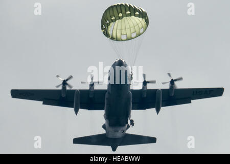 Soldaten führen Sprünge aus einer c-130 Hercules 3. September 2014, kombiniert Arme Training Center Camp Fuji, Japan. Die Soldaten werden zugewiesen, das 1. Bataillon, 1st Special Forces Group (Airborne) und der c-130 der 36. Airlift Squadron zugeordnet ist. Osakabe Yasuo) Stockfoto