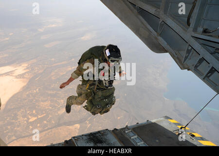 Ein US-Air Force Pararescueman von der 82. Expeditionary Rescue Squadron springt von einem Marinekorps CH-53E Super Stallion, Marine schwere Hubschrauberstaffel 461 (HMH), über die Wüsten von Grand Barra, Dschibuti, 18. Juli 2012. 82. ERQS, HMH-461 und die spanische Marine wurden eine massive Unfall Veranstaltung während einer gemeinsamen Übung zur Unterstützung der Combined Joint Task Force - Horn von Afrika üben. Stockfoto