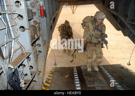 US Air Force Pararescuemen aus der 82. Expeditionary Rescue Squadron, tragen einem verletzten Patienten an Bord ein Marinekorps CH-53E Super Stallion, Marine schwere Hubschrauberstaffel 461, in den Wüsten von Grand Barra, Dschibuti, 18. Juli 2012. 82. ERQS, HMH-461 und die spanische Marine wurden eine massive Unfall Veranstaltung während einer gemeinsamen Übung zur Unterstützung der Combined Joint Task Force - Horn von Afrika üben. Stockfoto