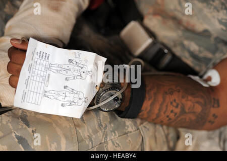 US Air Force Staff Sgt Jamar Davis, Fachkraft für Lagerlogistik, 33. Expeditionary Special Operations Squadron, sitzt, nachdem er behandelt durch ein Pararescueman der US Air Force von der 82. Expeditionary Rescue Squadron, an Bord ein Marinekorps CH-53E Super Stallion, Marine schwere Hubschrauberstaffel 461, in den Wüsten von Grand Barra, Dschibuti, 18. Juli 2012. 82. ERQS, HMH-461 und die spanische Marine wurden eine massive Unfall Veranstaltung während einer gemeinsamen Übung zur Unterstützung der Combined Joint Task Force - Horn von Afrika üben. Stockfoto