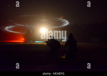 US-Armeesoldaten, 4-118. Infanterie-Bataillon, 218. Manöver Enhancement Brigade zugewiesen richten Sie eine Sicherheitszone rund um eine MH-47 Chinook während eines städtischen Angriffs am McCrady Training Center, S.C., 20. Mai 2014.  Elemente der South Carolina Army und der Air National Guard, US Army und US Air Force special Operations und Columbia-Polizei-Abteilung s.w.a.t., durchführen urban Assault Schulungen, ermöglichte Spezialkräfte und Nationalgarde Vermögenswerte, neben einander während des Trainings in einem städtischen Umfeld arbeiten.   Techn. Sgt. Jorge Intriago /???) Stockfoto