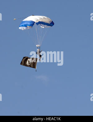 Air Force Academy jüngsterer Sohn Jake Sorter, Flügel der blauen Fallschirm Teammitglied, gleitet mit Prisoner Of War/Missing in Action Flagge während der 2015 U.S. Air Force Trials Eröffnungsfeier auf der Nellis Air Force Base in Nevada, 27. Februar 2015. Wings of Blue vergibt mehr als 700 springen Flügel an Studierende, die durch das Airmanship 490 (AM-490) Programm an der United States Air Force Academy passieren.  Staff Sgt. Jack Sanders) Stockfoto