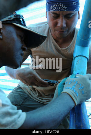 Army Staff Sgt Shawn Harris, links, hilft bei den Ausgrabungen in die Provinz Savannakhet, Demokratische Volksrepublik Laos Army Staff Sgt Alfonso Gacusan in der Montage der Rohre von einem nassen screening-Station verwendet.  Die Männer werden mit dem Joint POW/MIA Accounting Command aus gemeinsamen Basis Pearl Harbor-Hickam, Hawaii bereitgestellt.  Unterstützen sie bei den Bemühungen, die versuchen, Service-Mitglieder fehlt aus dem Vietnam-Krieg zu erholen.  JPAC widmet sich die Zügen mögliche Buchhaltung aller Amerikaner fehlt aufgrund unserer Nation vergangene Konflikte zu erreichen. Stockfoto