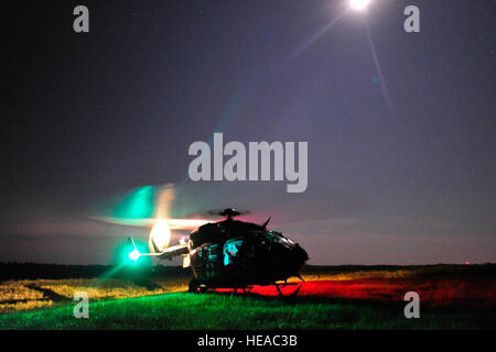 FORT POLK, Louisiana – A US Army UH-72A Lakota MEDEVAC-Hubschrauber zugewiesen Air Ambulance Ablösung, 5. Aviation Battalion, Operations Group für Joint Readiness Training Center, Fort Polk, Louisiana wartet auf dem Boden hier 18. August 2013 in der Geronimo-Drop-Zone für einen Patienten von der 3. Brigade, 82. US-Luftlandedivision von Fort Bragg, N.C.. Die Fallschirmjäger wurde während einer Masse Airdrop fast 700 Jumper als Bestandteil einer JRTC 13 / 09 verletzt.  Techn. Sgt. Parker Gyokeres)(Released) Stockfoto