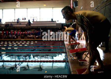 Air Force Studien schwimmen Konkurrenten erwarten den Start eines Rennens während der 2016 Luftwaffe Studien an Universität von Nevada-Las Vegas-Buchanan-Schwimmhalle, 28. Februar. Die Air Force-Studien sind eine adaptive Sport-Event zur Förderung der geistige und körperliche Wohlbefinden ernsthaft Verwundete, Kranke und verletzte Militärangehörige und Veteranen. Mehr als 100 verwundet, konkurrieren kranke oder verletzte Soldaten und Soldatinnen vom ganzen Land um einen Platz auf der 2016 Krieger Spiele Team darstellen der Luftwaffe an der US Military Academy in West Point im Juni.  Staff Sgt DeAndre Curtiss / veröffentlicht) Stockfoto