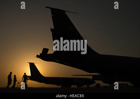 US Air Force Captain Andrea Delosreyes, 340. Expeditionary Air Refueling Squadron, KC-135 Stratotanker Pilot inspiziert den Boom mit Flieger 1. Klasse Christopher Morgan und Jacob Manuel, 340. Expeditionary Aircraft Maintenance Squadron, KC-135 Stratotanker Motor Mechanik, vor einer Betankung in der Luft-Mission über den Irak, 12. August 2014. Vor jeder Mission tut der Flugkapitän eine Spaziergang rund um Inspektion um die Sicherheit des Luftfahrzeugs zu überprüfen.  Staff Sgt. Vernon jungen Jr.) Stockfoto