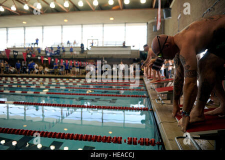 Air Force Studien schwimmen Konkurrenten erwarten den Start eines Rennens während der 2016 Luftwaffe Studien an Universität von Nevada-Las Vegas-Buchanan-Schwimmhalle, 28. Februar. Die Air Force-Studien sind eine adaptive Sport-Event zur Förderung der geistige und körperliche Wohlbefinden ernsthaft Verwundete, Kranke und verletzte Militärangehörige und Veteranen. Mehr als 100 verwundet, konkurrieren kranke oder verletzte Soldaten und Soldatinnen vom ganzen Land um einen Platz auf der 2016 Krieger Spiele Team darstellen der Luftwaffe an der US Military Academy in West Point im Juni.  Staff Sgt DeAndre Curtiss / veröffentlicht) Stockfoto