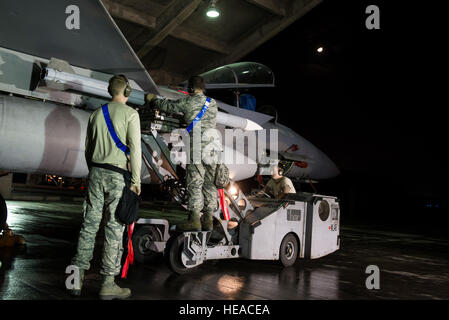 44. Aircraft Maintenance Unit Waffen Lader arm eine f-15 Eagle mit AIM-9 X Sidewinder-Raketen während eines Trainings ohne Vorankündigung 18. März 2016, auf der Kadena Air Base, Japan. 18. Wing Piloten trainieren Nacht oder Tag, schnell auf jede Situation reagieren zu können.  Senior Airman Omari Bernard) Stockfoto