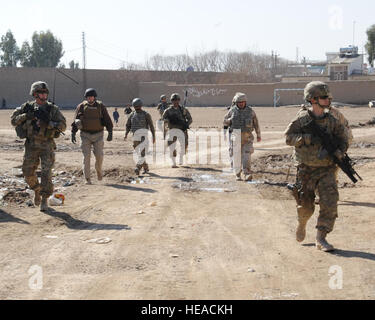 Provinz KANDAHAR, Afghanistan - Mitglieder von Kandahar Provincial Reconstruction Team gehen auf das nächste Ziel während einer abgesessene Patrouille auf das Ministerium für öffentliche Arbeiten und einen Wasser-Verteilungspunkt in der Provinz Kandahar Jan. 28. Dies war ein Pre-Endkontrolle, eine Mängelprotokoll Inspektion zu etablieren. Das Projekt wird voraussichtlich in zwei Wochen abgeschlossen sein. Die Kandahar-PRT ist eine zivil-militärische Organisation, deren Aufgabe ist die Verbesserung der Sicherheit, Governance und Zuweisung von Fahrwegkapazität in der gesamten Provinz Kandahar. Senior Airman Sean Martin, Kandahar Provincial Reconstruction Team) (Releas Stockfoto