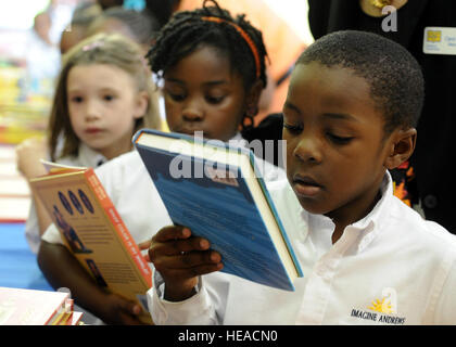 Kinder erhalten Bücher während einer Lesung ist grundlegende Veranstaltung im Jugendzentrum auf gemeinsamer Basis Andrews, MD, 1. Oktober 2013. Kareem Abdul-Jabbar nahmen an der Veranstaltung hosted by gemeinsame Basis Andrews und die RIF-Organisation helfen, ermutigen und motivieren Kinder, lebenslange Leser zu werden. Jabbar, Autor und der derzeitige führende Torschütze in der Geschichte der National Basketball Association, lesen Sie den Kindern. Danach ging jedes Kind nach Hause mit Büchern von Jabbar zusammen mit anderen Büchern und Preise.  Staff Sergeant Nichelle Anderson) Stockfoto