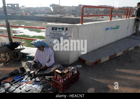 Ein örtlicher Händler errichtete ein Geschäft an der Karta Bridge in Herat, Afghanistan, eine Struktur, die 2007 vom ISAF Italian Provincial Reconstruction Team errichtet wurde, um Stadtsektoren zu verbinden und Stabilisierung und Wiederaufbau zu unterstützen. Stockfoto