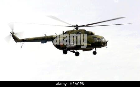 Kasachstan-Beamten fliegen in der Drop-Zone im Hubschrauber MIL Mi-8 "Hip-C", während eine internationale Masse Sprung in Kasachstan. Fallschirmjäger aus Kasachstan, die Vereinigten Staaten und der Türkei sind absteigend in Kasachstan zur Vorbereitung auf den Start von der zentralen asiatischen Friedenssicherung Bataillon (CENTRASBAT) 2000. Die CENTRASBAT 2000-Übung ist eine Multi-nationale, in den Geist der Partnerschaft für den Frieden, Friedenssicherung und humanitäre Entlastung Übung gesponsert von United States Central Command (CENTCOM uns) und gehostet von ehemaligen sowjetischen Republik Kasachstan in Zentralasien, 11-20 September 2000. Stockfoto