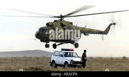 Kasachstan-Beamten in der Drop-Zone fliegen, in einem MIL Mi-8 "Hip C" Hubschrauber, während eine internationale Masse Sprung in Kasachstan. Fallschirmjäger aus Kasachstan, die Vereinigten Staaten und der Türkei sind absteigend in Kasachstan zur Vorbereitung auf den Start von der zentralen asiatischen Friedenssicherung Bataillon (CENTRASBAT) 2000. Die CENTRASBAT 2000-Übung ist eine Multi-nationale, im Geist der Partnerschaft für den Frieden, Friedenssicherung und humanitäre Entlastung Übung gesponsert von United States Central Command (CENTCOM uns) und veranstaltet von der ehemaligen sowjetischen Republik Kasachstan in Zentralasien, 11-20 September 2000 Stockfoto