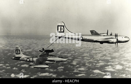 Ein KB - 29P aus der 91. Air Refueling Squadron, Barksdale Air Force Base, Louisiana, setzt Strategic Air Command große Reichweite in der Praxis durch Betankung ein RB - 45C des 91. strategische Aufklärung Flügels.  (US) Stockfoto