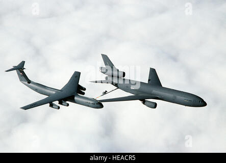 Ein 79. Air Refueling Squadron (79. AREFS) KC-10A Extender Flugzeug tankt ein 7. Luftbrücke Geschwader (7. AS) C-141B Starlifter Flugzeuge wie die beiden Flugzeuge fliegen über den Wolken über Nord-Kalifornien. Stockfoto