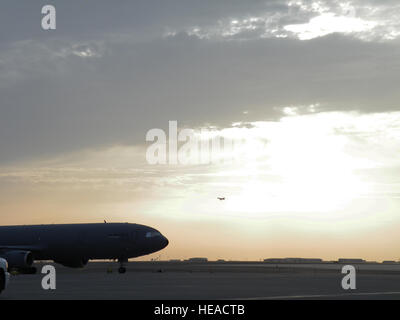 Eine KC-10 Extender aus der 908th Expeditionary Air Refueling Squadron ist Silouetted, wie die Sonne während des Betriebs für die 380. Expeditionary Air Wing auf der Flightline 6. Mai 2010, bei einer nicht offengelegt Basis in Südwestasien. In den ersten drei Monaten des Jahres 2010 bereitgestellt Flieger unterstützen die KC-10 Luft tanken-Mission in das US Central Command Verantwortungsbereich flog mehr als 1.000 Sorties Offl-laden mehr als 108 Millionen Pfund Brennstoff mehr als 6.600 Flugzeuge zur Unterstützung von Kampfhandlungen. Die 908th Ohren, unterstützen im Rahmen der 380. Air Expeditionary Wing Betrieb irakische F Stockfoto