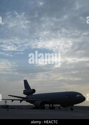 Eine KC-10 Extender aus der 908th Expeditionary Air Refueling Squadron ist Silouetted, wie die Sonne während des Betriebs für die 380. Expeditionary Air Wing auf der Flightline 6. Mai 2010, bei einer nicht offengelegt Basis in Südwestasien. In den ersten drei Monaten des Jahres 2010 bereitgestellt Flieger unterstützen die KC-10 Luft tanken-Mission in das US Central Command Verantwortungsbereich flog mehr als 1.000 Sorties Offl-laden mehr als 108 Millionen Pfund Brennstoff mehr als 6.600 Flugzeuge zur Unterstützung von Kampfhandlungen. Die 908th Ohren, unterstützen im Rahmen der 380. Air Expeditionary Wing Betrieb irakische F Stockfoto