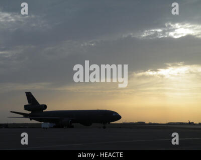 Eine KC-10 Extender aus der 908th Expeditionary Air Refueling Squadron ist Silouetted, wie die Sonne während des Betriebs für die 380. Expeditionary Air Wing auf der Flightline 6. Mai 2010, bei einer nicht offengelegt Basis in Südwestasien. In den ersten drei Monaten des Jahres 2010 bereitgestellt Flieger unterstützen die KC-10 Luft tanken-Mission in das US Central Command Verantwortungsbereich flog mehr als 1.000 Sorties Offl-laden mehr als 108 Millionen Pfund Brennstoff mehr als 6.600 Flugzeuge zur Unterstützung von Kampfhandlungen. Die 908th Ohren, unterstützen im Rahmen der 380. Air Expeditionary Wing Betrieb irakische F Stockfoto