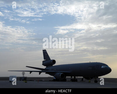 Eine KC-10 Extender aus der 908th Expeditionary Air Refueling Squadron ist Silouetted, wie die Sonne während des Betriebs für die 380. Expeditionary Air Wing auf der Flightline 6 Mai bei einer nicht offengelegt Basis in Südwestasien. In den ersten drei Monaten des Jahres 2010 bereitgestellt Flieger unterstützen die KC-10 Luft tanken-Mission in das US Central Command Verantwortungsbereich flog mehr als 1.000 Sorties Offl-laden mehr als 108 Millionen Pfund Brennstoff mehr als 6.600 Flugzeuge zur Unterstützung von Kampfhandlungen. Die 908th Ohren, Unterstützung im Rahmen der 380. Air Expeditionary Wing Operationen Iraqi Freedom Stockfoto