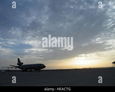 Eine KC-10 Extender aus der 908th Expeditionary Air Refueling Squadron ist Silouetted, wie die Sonne während des Betriebs für die 380. Expeditionary Air Wing auf der Flightline 6 Mai bei einer nicht offengelegt Basis in Südwestasien. In den ersten drei Monaten des Jahres 2010 bereitgestellt Flieger unterstützen die KC-10 Luft tanken-Mission in das US Central Command Verantwortungsbereich flog mehr als 1.000 Sorties Offl-laden mehr als 108 Millionen Pfund Brennstoff mehr als 6.600 Flugzeuge zur Unterstützung von Kampfhandlungen. Die 908th Ohren, Unterstützung im Rahmen der 380. Air Expeditionary Wing Operationen Iraqi Freedom Stockfoto