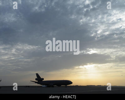 Eine KC-10 Extender aus der 908th Expeditionary Air Refueling Squadron ist Silouetted, wie die Sonne während des Betriebs für die 380. Expeditionary Air Wing auf der Flightline 6. Mai 2010, bei einer nicht offengelegt Basis in Südwestasien. In den ersten drei Monaten des Jahres 2010 bereitgestellt Flieger unterstützen die KC-10 Luft tanken-Mission in das US Central Command Verantwortungsbereich flog mehr als 1.000 Sorties Offl-laden mehr als 108 Millionen Pfund Brennstoff mehr als 6.600 Flugzeuge zur Unterstützung von Kampfhandlungen. Die 908th Ohren, unterstützen im Rahmen der 380. Air Expeditionary Wing Betrieb irakische F Stockfoto