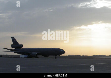 Eine KC-10 Extender aus der 908th Expeditionary Air Refueling Squadron ist Silouetted, wie die Sonne während des Betriebs für die 380. Expeditionary Air Wing auf der Flightline 6. Mai 2010, bei einer nicht offengelegt Basis in Südwestasien. In den ersten drei Monaten des Jahres 2010 bereitgestellt Flieger unterstützen die KC-10 Luft tanken-Mission in das US Central Command Verantwortungsbereich flog mehr als 1.000 Sorties Offl-laden mehr als 108 Millionen Pfund Brennstoff mehr als 6.600 Flugzeuge zur Unterstützung von Kampfhandlungen. Die 908th Ohren, unterstützen im Rahmen der 380. Air Expeditionary Wing Betrieb irakische F Stockfoto