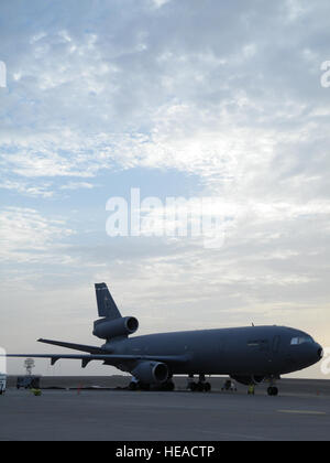 Eine KC-10 Extender aus der 908th Expeditionary Air Refueling Squadron ist Silouetted, wie die Sonne während des Betriebs für die 380. Expeditionary Air Wing auf der Flightline 6. Mai 2010, bei einer nicht offengelegt Basis in Südwestasien. In den ersten drei Monaten des Jahres 2010 bereitgestellt Flieger unterstützen die KC-10 Luft tanken-Mission in das US Central Command Verantwortungsbereich flog mehr als 1.000 Sorties Offl-laden mehr als 108 Millionen Pfund Brennstoff mehr als 6.600 Flugzeuge zur Unterstützung von Kampfhandlungen. Die 908th Ohren, unterstützen im Rahmen der 380. Air Expeditionary Wing Betrieb irakische F Stockfoto