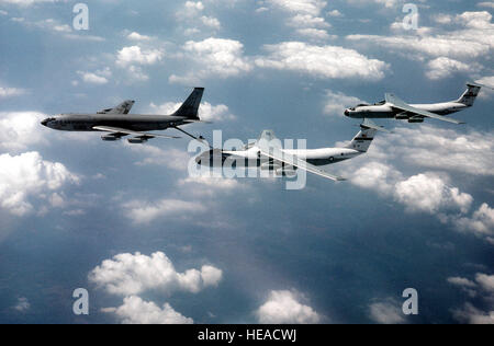 Ein Luft/Luft-links Blick auf eine KC-135A Stratotanker Flugzeug aus dem 97. Bombardierung Flügel, zwei C-141B Starlifter Flugzeuge aus der 437th Military Airlift Wing tanken. Stockfoto