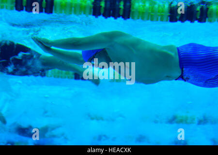 Ehemaliger US Air Force Senior Airman Lucky Lor konkurriert im Schwimmen, die Endrunde bei den Spielen 2016 DoD Krieger an der US Military Academy in West Point, New York, 20. Juni 2016 statt. DoD Krieger Spiele, ist Juni 15-21, eine adaptive Sportwettkampf Veteranen und Verwundeten, Kranken und verletzten Angehörige. Athleten die Teams aus der Armee, Marine Corps, Marine, Luftwaffe, konkurrieren Special Operations Command und den Streitkräften des Vereinigten Königreichs im Bogenschießen, Radfahren, Leichtathletik, schießen, sitzen Volleyball, Schwimmen und Rollstuhl-Basketball. (Staff SGT Carlin Leslie Stockfoto