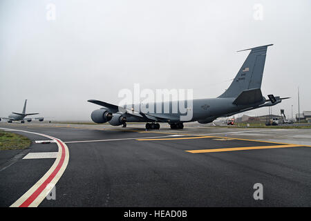 Eine Boeing KC-135 Stratotanker taxis auf der Flightline vor der Abreise Fairchild Air Force Base, Wash., 30. Oktober 2016. Die KC-135 ist in der Lage, mehr als 200.000 Pfund Brennstoff während in der Luft.  Senior Airman Mackenzie Richardson) Stockfoto