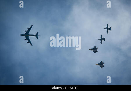 Eine Boeing KC-135 Stratotanker zusammen mit zwei f-22 Raptor und zwei a-10 Thunderbolt IIs fliegen über Kopf vor der Landung auf Ämari Air Base, Estland, 4. September 2015, im Rahmen einer kurzen vorwärts-Bereitstellung. Die f-22 s haben zuvor auf den Pazifik und Südwestasien für Flieger in einer realistischen Umgebung trainieren während des Tests Partnernationen Fähigkeit, moderne Flugzeuge wie die f-22 zu hosten bereitgestellt. Die f-22 s werden von der 95. Jagdstaffel Tyndall Air Force Base, Florida eingesetzt. Die US Air Force setzt regelmäßig Flugzeuge und Piloten nach Europa für Training und Übungen.  Techn. Sgt. Ryan Crane) Stockfoto