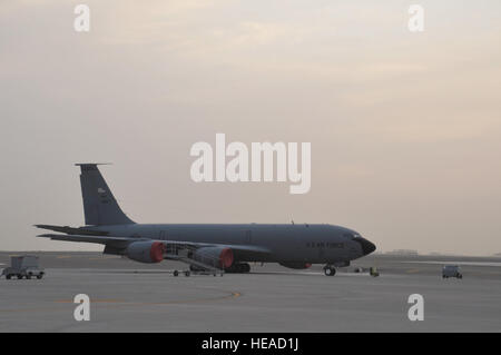 Eine KC-135R Stratotanker parkt an der Flightline als die Sonne untergeht 9. April 2010, bei einer nicht offengelegt Basis in Südwestasien. Die KC-135 wurde nach vorne eingesetzt, um Luft tanken mit der 380. Air Expeditionary Wing aus dem 376th AEW am Transit Center Manas, Kirgisien zu unterstützen. Die KC-135 ist von Grand Forks Air Force Base, N.D. (US Air Force Photo/Master Sergeant Scott T. Sturkol Stockfoto