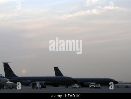 Wartung-Flieger arbeiten an KC-135R Stratotankers als die Sonne untergeht 9. April 2010, bei einer nicht offengelegt Basis in Südwestasien. Die KC-135 wurde nach vorne eingesetzt, um Luft tanken mit der 380. Air Expeditionary Wing aus dem 376th AEW am Transit Center Manas, Kirgisien zu unterstützen. Die KC-135 s sind von Grand Forks Air Force Base, N.D. (US Air Force Photo/Master Sergeant Scott T. Sturkol Stockfoto