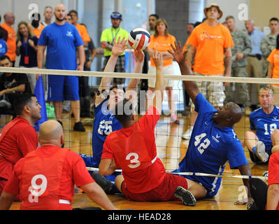 US Air Force 1st Lt. Retired Todd Sieling aus Portales, NM, und US Air Force Senior Master Sergeant Retired Jamie Womack von Ozark, Alabama, während die Air Force sitzen Volleyball bei den 2016 DoD Krieger an der US Military Academy in West Point, New York, 15. Juni 2016 übereinstimmen. DoD Krieger Spiele, ist Juni 15-21, eine adaptive Sportwettkampf Veteranen und Verwundeten, Kranken und verletzten Angehörige. Athleten, die die Mannschaften aus der Armee, Marine Corps, Marine, Luftwaffe, Special Operations Command und den Streitkräften der Vereinigten Königreich im Bogenschießen, Radfahren, Leichtathletik, schießen Stockfoto