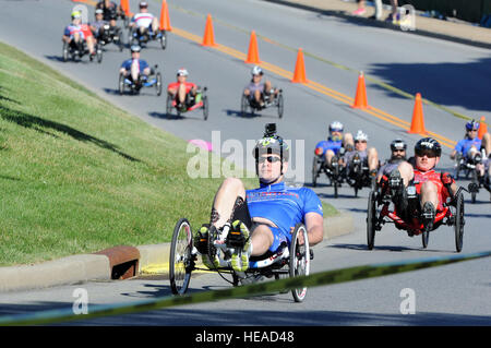 US Air Force Master Sgt. Miguel Acevedo aus Orlando, Florida, konkurriert in das Liegerad Radrennen bei den 2016 DoD Krieger spielen an der US Military Academy in West Point, New York, 18. Juni 2016 statt. DoD Krieger Spiele, ist Juni 15-21, eine adaptive Sportwettkampf Veteranen und Verwundeten, Kranken und verletzten Angehörige. Athleten die Teams aus der Armee, Marine Corps, Marine, Luftwaffe, konkurrieren Special Operations Command und den Streitkräften des Vereinigten Königreichs im Bogenschießen, Radfahren, Leichtathletik, schießen, sitzen Volleyball, Schwimmen und Rollstuhl-Basketball. (Techn. Sgt. Steve Grev Stockfoto