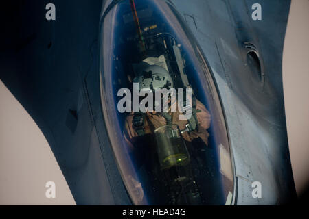 Eine f-16 Fighting Falcon-Pilot zieht in Ort um in den Himmel des Irak zur Unterstützung der Operation New Dawn von einer KC-135 Stratotanker aus dem 340. Expeditionary Air Refueling Squadron Ablösung 4 betankt werden. (U.S. Air Force Photo/Master Sgt. Adrian Cadiz) (Freigegeben) Stockfoto