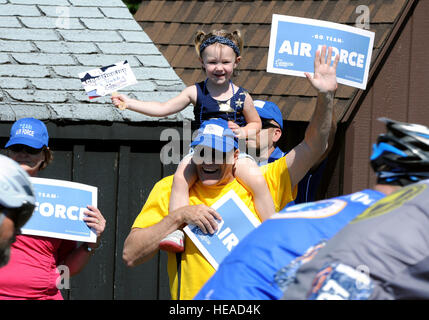 Three-Year-Old Jordyn Matticks Jubel auf ihren Vater, U.S. Air Force zog Staff Sgt Joshua Matticks aus Dallas, Texas, mit ihrem Großvater, Ron Galbreath, bei den Spielen 2016 DoD Krieger statt auf US Military Academy in West Point, New York, 18. Juni 2016. DoD Krieger Spiele, ist Juni 15-21, eine adaptive Sportwettkampf Veteranen und Verwundeten, Kranken und verletzten Angehörige. Athleten die Teams aus der Armee, Marine Corps, Marine, Luftwaffe, konkurrieren Special Operations Command und den Streitkräften des Vereinigten Königreichs im Bogenschießen, Radfahren, Leichtathletik, schießen, Volleyball, Schwimmen sitzen Stockfoto