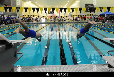 Schwimmen Sie US Air Force Staff Sgt Andrew Bergdorf von Clinton, Ohio, und ehemaliger US Air Force Master Sgt. Shawn Schwantes von Vernal, Utah, in der 100-Meter-Freistil bei den 2016 DoD Krieger spielen an der US Military Academy in West Point, New York, 20. Juni 2016 statt. DoD Krieger Spiele, ist Juni 15-21, eine adaptive Sportwettkampf Veteranen und Verwundeten, Kranken und verletzten Angehörige. Athleten die Teams aus der Armee, Marine Corps, Marine, Luftwaffe, konkurrieren Special Operations Command und den Streitkräften des Vereinigten Königreichs im Bogenschießen, Radfahren, Leichtathletik, schießen, sitzen Stockfoto