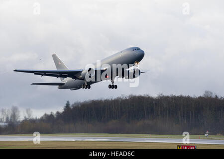 Die KC-46A Pegasus Entwicklung absolviert seinen Erstflug von Engineering, Fertigung und Entwicklung (EMD) Flugzeugen #1 28. Dezember 2014. Der Erstflug von Paine Field in Everett, Washington starteten und landeten bei Boeing Field, Seattle. Stockfoto