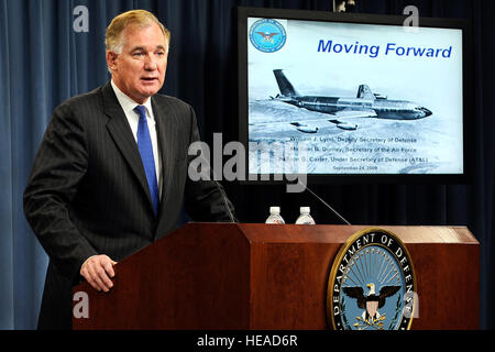 Stellvertretender Verteidigungsminister William Lynn, spricht mit Mitgliedern der Presse über die Luftwaffe KC-X-Antenne Tanker-Programm während einer Pressekonferenz mit Sekretär des Air Force Michael Donley und unter Verteidigungsminister für Erwerb Technologie und Logistik Ashton Carter im Pentagon, 24. September 2009.  (Verteidigungsministerium Foto/Cherie Cullen) Stockfoto