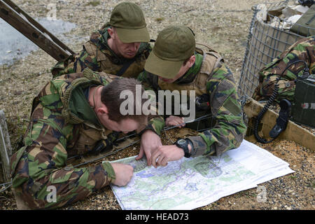 Drei niederländische Soldaten plot Rasterkoordinaten im Rahmen der Aufforderung zur Feuer-Veranstaltung während der Europapokal beste Sniper Squad bei der 7. Armee Training Command Grafenwöhr Truppenübungsplatz Deutschland, 24. Oktober 2016. Die beste Sniper Squad Europapokal ist ein Army Europe-Wettbewerb herausfordernde Militärs aus in ganz Europa zu konkurrieren und verbessern die Zusammenarbeit mit Verbündeten und Partnerstaaten.  SPC. Sara Stalvey) Stockfoto