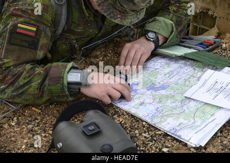 Ein litauischer Soldat verwendet einen Winkelmesser für richtige Rasterkoordinaten im Rahmen der Aufforderung zur Feuer-Veranstaltung während der Europapokal beste Sniper Squad bei der 7. Armee Training Command Grafenwöhr Truppenübungsplatz Deutschland, 24. Oktober 2016. Die beste Sniper Squad Europapokal ist ein Army Europe-Wettbewerb herausfordernde Militärs aus in ganz Europa zu konkurrieren und verbessern die Zusammenarbeit mit Verbündeten und Partnerstaaten.  SPC. Sara Stalvey) Stockfoto