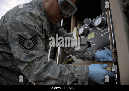 Staff Sgt Jayson Torres, 380. Expeditionary Logistik Bereitschaft Squadron, Brennstoffe Laborantin Proben ein Kraftstoff aus einer r-11-Kraftstoff-LKW für Feststoffe und Wasser, 4 April an einem unbekannten Ort im Südwesten Asien. Sergeant Torres wird bereitgestellt von Eglin Air Force Base, Florida, und stammt aus Lubbock, Texas. Stockfoto