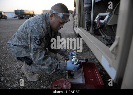 Staff Sgt Jayson Torres, 380. Expeditionary Logistik Bereitschaft Squadron, Brennstoffe Laborantin Proben ein Kraftstoff aus einer r-11-Kraftstoff-LKW für Feststoffe und Wasser, 4 April an einem unbekannten Ort im Südwesten Asien. Sergeant Torres wird bereitgestellt von Eglin Air Force Base, Florida, und stammt aus Lubbock, Texas. Stockfoto