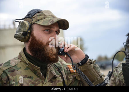 Ein dänischer Soldat führt einen Aufruf zur Feuer im Rahmen der Europäischen besten Sniper Squad Wettbewerb bei der 7. Armee Training Command Grafenwöhr Truppenübungsplatz Deutschland, 24. Oktober 2016. Die beste Sniper Squad Europapokal ist ein Army Europe-Wettbewerb herausfordernde Militärs aus in ganz Europa zu konkurrieren und verbessern die Zusammenarbeit mit Verbündeten und Partnerstaaten.  SPC. Sara Stalvey) Stockfoto