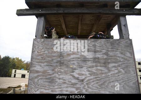 Drei US-Soldat, der 4. Infanterie-Division, sucht nach feindliches Feuer auf die Forderung nach Feuer Ereignis während der Europapokal beste Sniper Squad bei der 7. Armee Training Command Grafenwöhr Truppenübungsplatz Deutschland, 24. Oktober 2016 zugewiesen. Die beste Sniper Squad Europapokal ist ein Army Europe-Wettbewerb herausfordernde Militärs aus in ganz Europa zu konkurrieren und verbessern die Zusammenarbeit mit Verbündeten und Partnerstaaten.  SPC. Sara Stalvey) Stockfoto