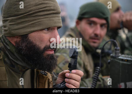 Ein spanischer Soldat führt einen Aufruf zur Feuer im Rahmen der Europäischen besten Sniper Squad Wettbewerb bei der 7. Armee Training Command Grafenwöhr Truppenübungsplatz Deutschland, 24. Oktober 2016. Die beste Sniper Squad Europapokal ist ein Army Europe-Wettbewerb herausfordernde Militärs aus in ganz Europa zu konkurrieren und verbessern die Zusammenarbeit mit Verbündeten und Partnerstaaten.  SPC. Sara Stalvey) Stockfoto